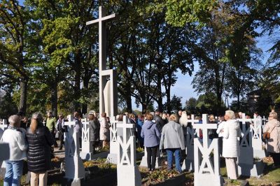 Modlitwy na cmentarzu klasztornym